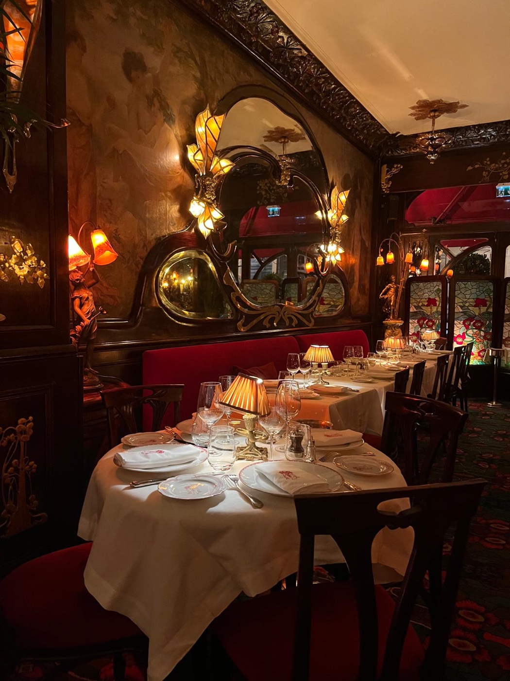 Un comedor íntimo con iluminación cálida y mesas cuidadosamente dispuestas.