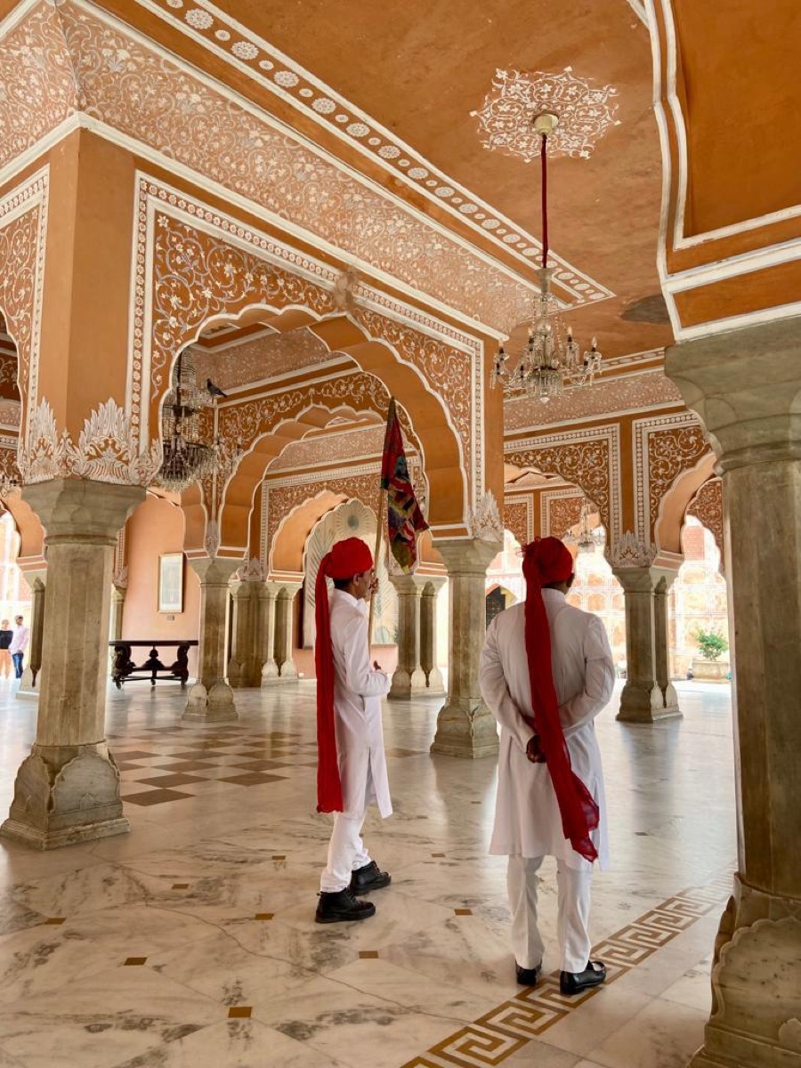 Arcos ornamentados y detalles arquitectónicos en Jaipur.
